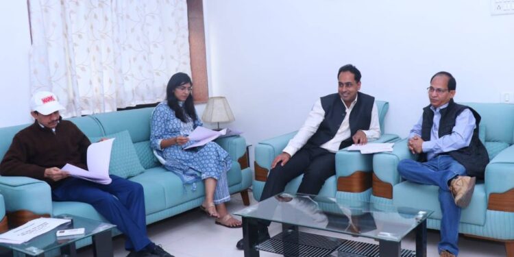 जिल्ह्यातील दुष्काळी स्थितीचे केंद्रीय पथकापुढे जिल्हाधिकारी आयुष प्रसाद यांनी केले सादरीकरण