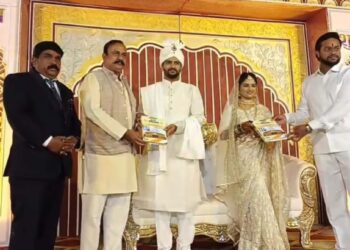 चर्चा तर होणारच! संविधानाची शपथ घेऊन बुलढाण्यात वधू वरांनी बांधली लग्नगाठ!