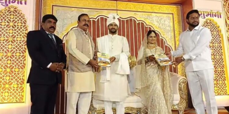 चर्चा तर होणारच! संविधानाची शपथ घेऊन बुलढाण्यात वधू वरांनी बांधली लग्नगाठ!