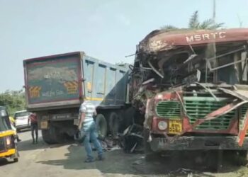 बस आणि डंपरमध्ये भीषण अपघात ; दोन चिमुकल्यांचा जागीच मृत्यू, १५ प्रवासी जखमी