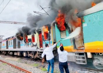 जनशताब्दी एक्सप्रेसला आग ; प्रवाशांमध्ये भीतीचे वातावरण