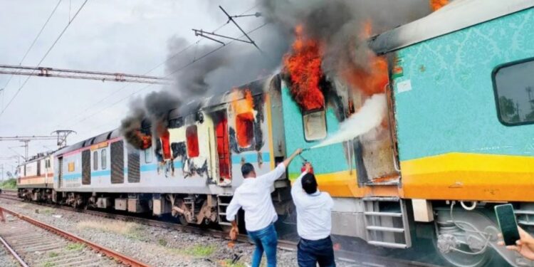 जनशताब्दी एक्सप्रेसला आग ; प्रवाशांमध्ये भीतीचे वातावरण