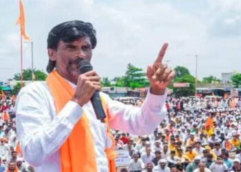 एकदा आरक्षण मिळू दे, मग दाखवतो तुला ; बीडच्या सभेतून जरांगे पाटीलांचा इशारा कुणाला?