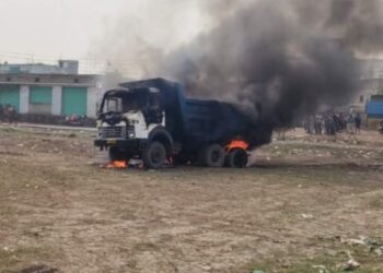 भीषण! डम्परने बहिण-भावाला चिरडले, संतप्त जमावानं ट्रक पेटवला