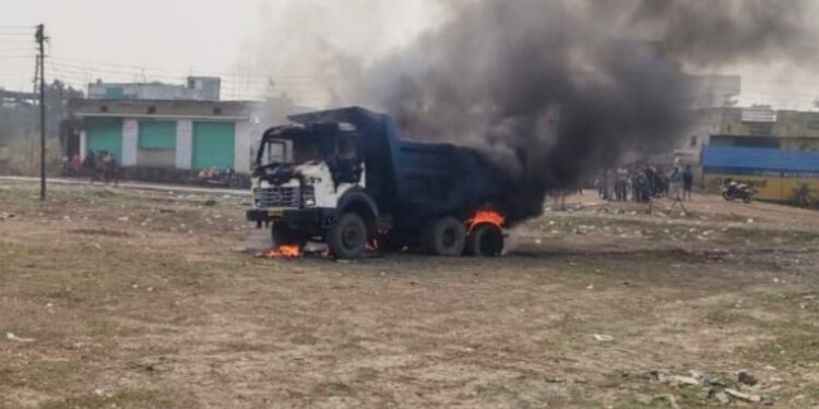 भीषण! डम्परने बहिण-भावाला चिरडले, संतप्त जमावानं ट्रक पेटवला