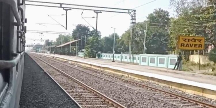 कामायनी एक्स्प्रेसमधून पडून दोन तरुण ठार ; रावेर रेल्वे स्थानकाजवळील घटना