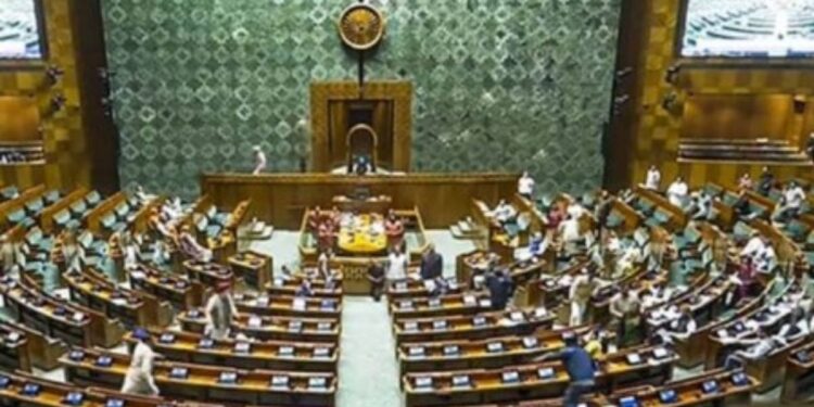 मोठी बातमी! लोकसभेतील विरोधकांच्या १५ खासदारांचे निलंबन, नेमकं कारण काय?