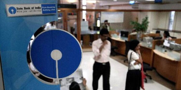 SBI ने दिला खातेदारांना मोठा धक्का ; काय आहे वाचा