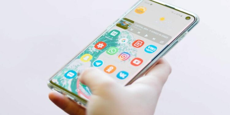 तुम्हीही सॅमसंगचा स्मार्टफोन वापरताय का? सरकारकडून हाय रिस्क अलर्ट जारी