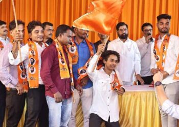 महाराष्ट्रातील चार मोठ्या पक्षांना एकाच दिवसात पडलं खिंडार ; अनेकांचा शिंदे गटात प्रवेश