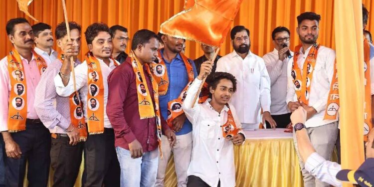 महाराष्ट्रातील चार मोठ्या पक्षांना एकाच दिवसात पडलं खिंडार ; अनेकांचा शिंदे गटात प्रवेश