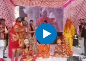 रामलीला मंचावर हनुमानाची साकारणाऱ्या कलाकाराचा हार्टअटॅकने मृत्यू ; घटनेचा व्हिडीओ व्हायरल