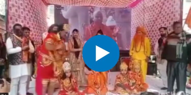 रामलीला मंचावर हनुमानाची साकारणाऱ्या कलाकाराचा हार्टअटॅकने मृत्यू ; घटनेचा व्हिडीओ व्हायरल