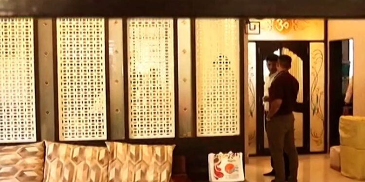 उद्धव ठाकरेंना आणखी एक धक्का! या आमदाराच्या घरी ACB ची टीम दाखल