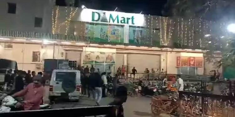 जळगाव शहरातील डी-मार्टमध्ये दोन ग्राहकांमध्ये जोरदार हाणामारी