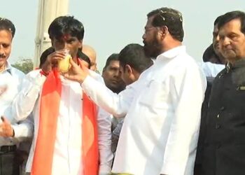 संघर्ष संपला ! मुख्यमंत्र्याच्या हस्ते मनोज जरांगेंनी ज्यूस पिऊन सोडलं उपोषण