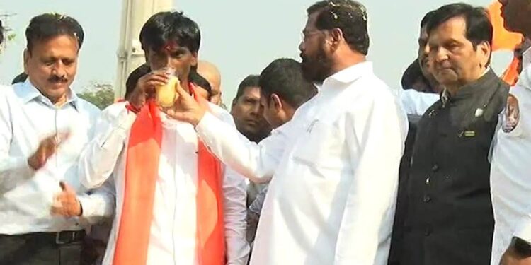 संघर्ष संपला ! मुख्यमंत्र्याच्या हस्ते मनोज जरांगेंनी ज्यूस पिऊन सोडलं उपोषण