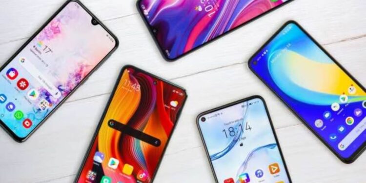 खुशखबर! मोबाईल फोन घेणं होणार आणखी स्वस्त, बजेटपूर्वी केंद्र सरकारकडून मोठा दिलासा