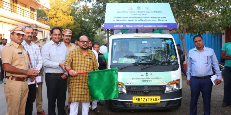 चित्ररथातून सामाजिक न्याय विभागाच्या योजनांचा जागर ; पालकमंत्र्यांच्या हस्ते प्रारंभ