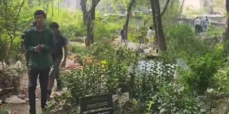 बापरे! जळगावात एक दिवसापूर्वी पुरलेल्या नवजाताचा मृतदेह लांबविला