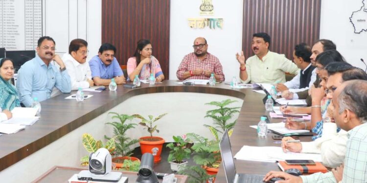 जिल्ह्यातील जलसंपदा प्रकल्प मार्गी लावण्यासाठी शासनपातळीवर प्रयत्न करणार – पालकमंत्री गुलाबराव पाटील