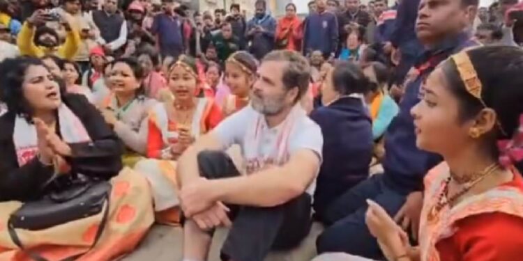 आसाममध्ये कुरघोडीचे राजकारण ! राहुल गांधींना मंदिरात जाण्यापासून अडवले