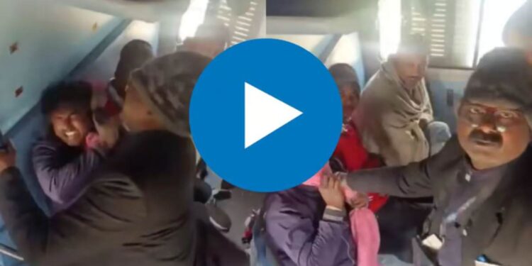 टीटीईची प्रवश्याला मारहाण ; ‘हा’ व्हिडिओ पाहून तुमचंही रक्त खवळेल