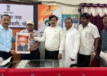 ग्राहक पंचायत महाराष्ट्र दिनदर्शिकेचे तहसीलदार भाऊसाहेब थोरात यांच्या हस्ते प्रकाशन