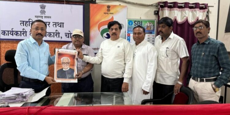 ग्राहक पंचायत महाराष्ट्र दिनदर्शिकेचे तहसीलदार भाऊसाहेब थोरात यांच्या हस्ते प्रकाशन