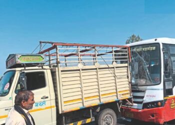 डंपरने अचानक ब्रेक मारल्याने चार वाहने एकमेकांवर आदळली ; 2 बसमधील 20 जण जखमी