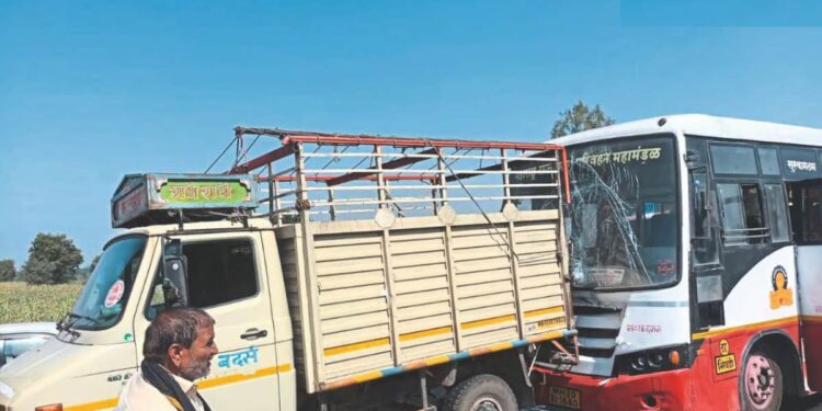 डंपरने अचानक ब्रेक मारल्याने चार वाहने एकमेकांवर आदळली ; 2 बसमधील 20 जण जखमी