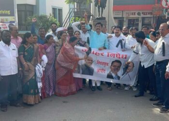 धुळ्यात भाजप नेत्यांसह अजित पवारांच्या पोस्टरला मारले जोडे