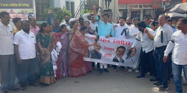 धुळ्यात भाजप नेत्यांसह अजित पवारांच्या पोस्टरला मारले जोडे