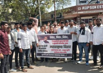 जळगावमध्ये ठाकरे युवा सेना मुख्यमंत्री व उपमुख्यमंत्री विरोधात आक्रमक