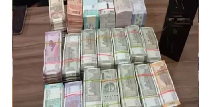 अबब.. ! नाशिकमधील धाडीत IT अधिकाऱ्यांना सापडलं मोठं घबाड