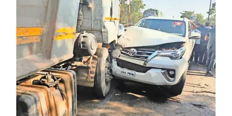 भाजपा प्रदेश महामंत्र्यांच्या वाहनाला डंपरचीधडक