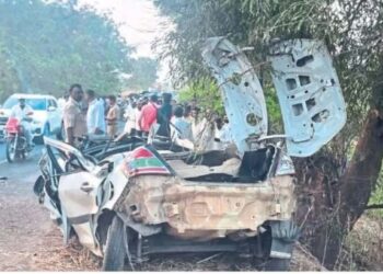 भीषण अपघातात! आधी दोन दुचाकींना धडक, नंतर भरधाव कार झाडाला आदळली; ६ जण ठार