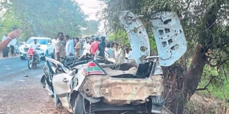 भीषण अपघातात! आधी दोन दुचाकींना धडक, नंतर भरधाव कार झाडाला आदळली; ६ जण ठार