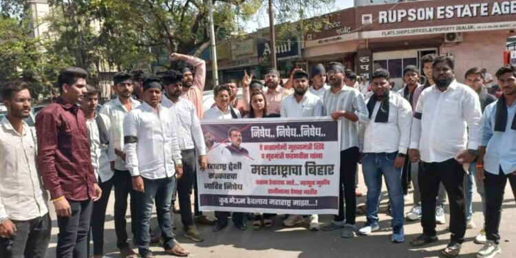 जळगावमध्ये ठाकरे युवा सेना मुख्यमंत्री व उपमुख्यमंत्री विरोधात आक्रमक