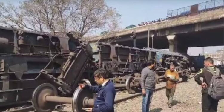 राजधानी दिल्लीत रेल्वेचा भीषण अपघात