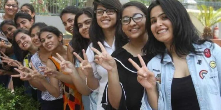 मुलींच्या शैक्षणिक फीबाबत राज्याच्या शिक्षण मंत्र्यांची सर्वात मोठी घोषणा ; वाचा काय आहे