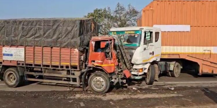 भीषण अपघातात चार तरुणांचा मृत्यू, १० जण जखमी