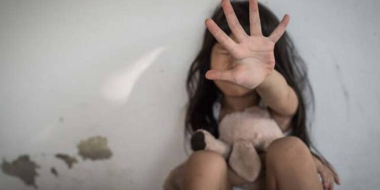 धक्कादायक ! पाच वर्षीय चिमुकलीवर ६५ वर्षीय वृद्धाचा अत्याचार ; संशयित नराधम अटकेत