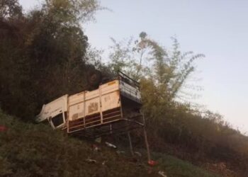 भीषण! पिकअप वाहन दरीत कोसळला ; १४ जणांचा मृत्यू, अनेक जखमी