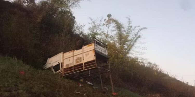 भीषण! पिकअप वाहन दरीत कोसळला ; १४ जणांचा मृत्यू, अनेक जखमी