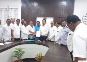 त्या समस्यांबाबत एरंडोल तालुक्यातील शेतकरी आक्रमक ; जिल्हाधिकाऱ्यांना दिले निवेदन