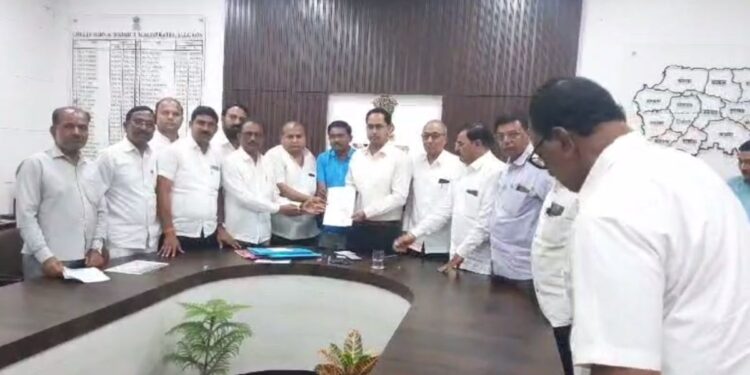 त्या समस्यांबाबत एरंडोल तालुक्यातील शेतकरी आक्रमक ; जिल्हाधिकाऱ्यांना दिले निवेदन