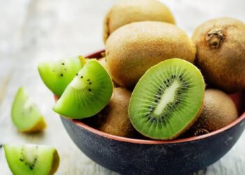 किवी खाण्याचे आहेत जबरदस्त फायदे ; जाणून घ्या