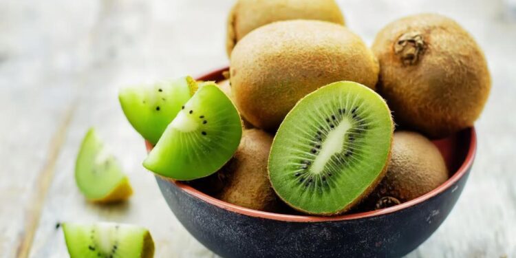 किवी खाण्याचे आहेत जबरदस्त फायदे ; जाणून घ्या