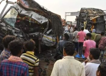 बस आणि ट्रकचा भीषण अपघातात सहा जण ठार, २० जखमी